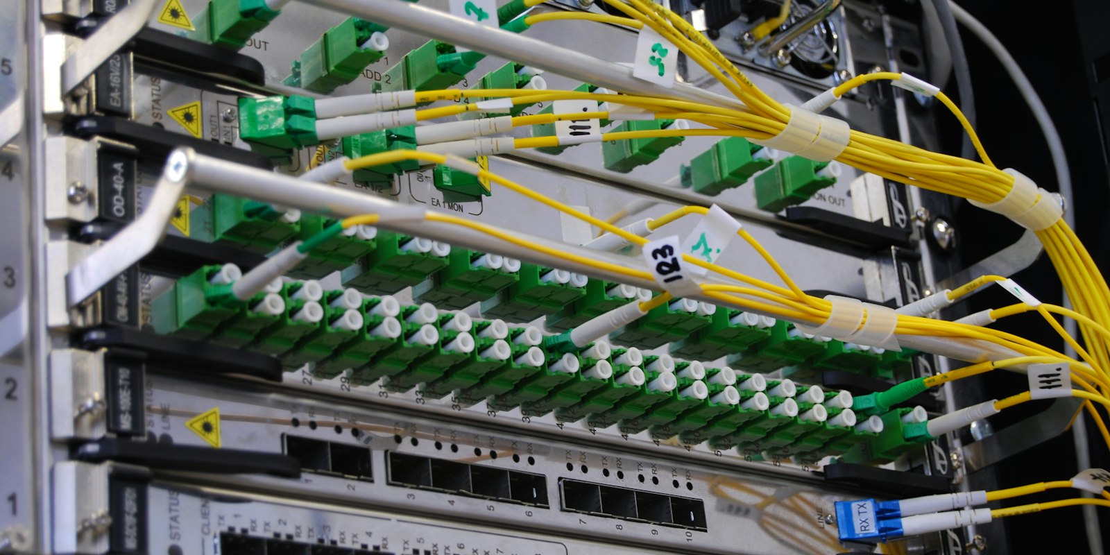 Fiber cables in a switch managed by Fasthuma managed network services